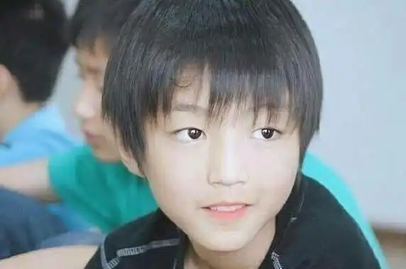 工作室发王俊凯小学纪录片,带火高颜值女同桌,这气质不出道可惜了
