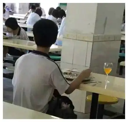 搞笑图片幽默段子笑话哈哈哈,兄弟你的校园生活好有情调啊

