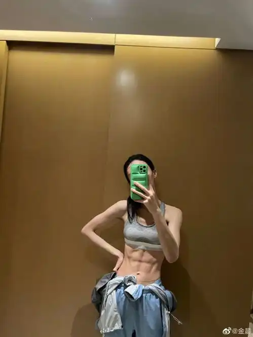 42岁拥有完美腹肌,殷桃就是新的身材内卷王
