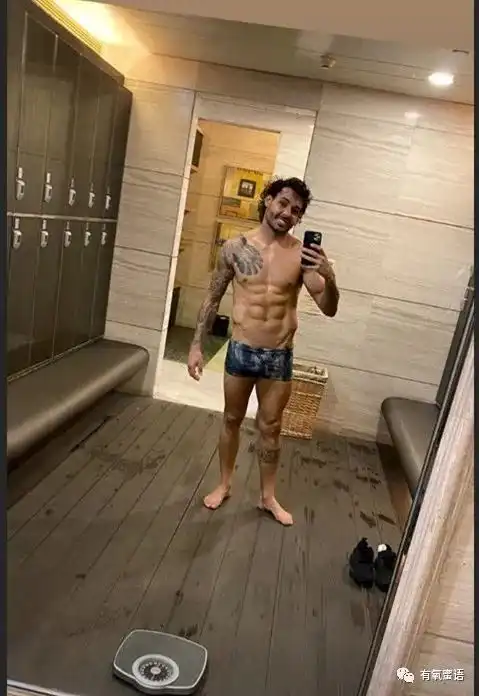 高拉特这身材绝了,八块腹肌人鱼线,足球运动员都这么拼吗

