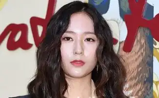 krystal郑秀晶烫波浪卷发脸颊变圆润疑发福
