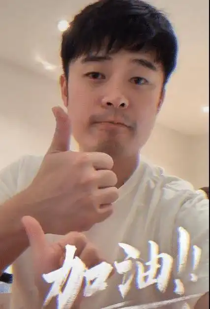 疫情下多位明星聚会没戴口罩,和柯震东搞怪合影,作家批顶风聚会
