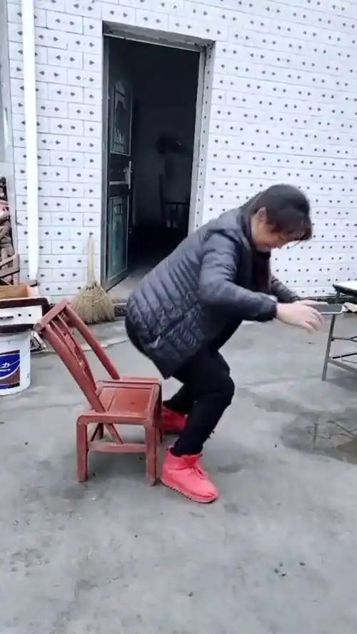 搞笑来袭,奇怪的凳子
