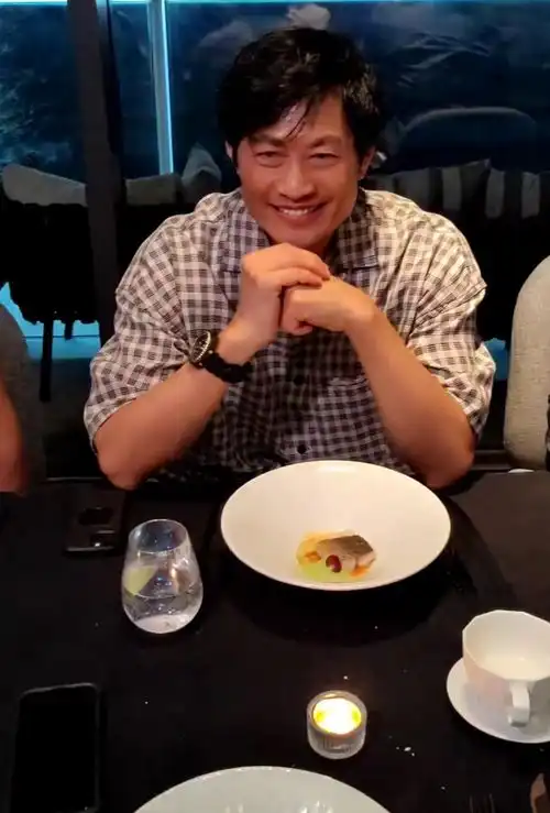 周润发68岁生日与发嫂合体露面,身形偏瘦却有腹肌,越老越搞怪
