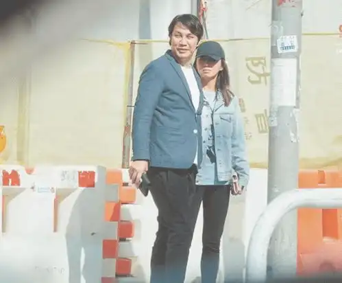 tvb花旦与同样失婚的男友恩爱如初恋男友负责任照顾前妻和女儿
