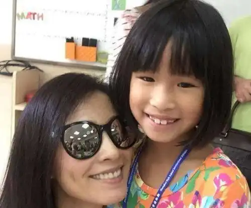 张庭女儿频繁因丑上热搜,看到妈妈儿时照片后,才知是潜力股
