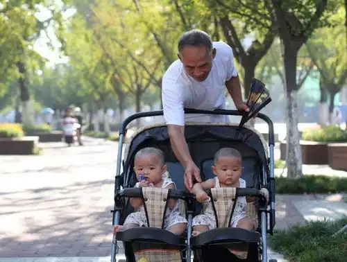 搞笑图片幽默段子笑话老哥,你们是拿生命在斗地主啊
