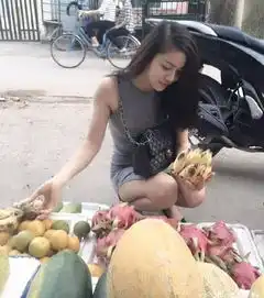 爆笑gif图看到这么漂亮的小姐姐买水果,我有点好奇呀
