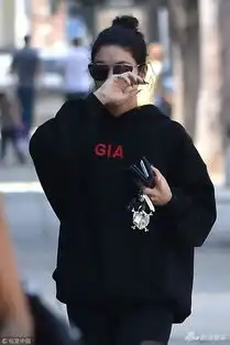 组图凡妮莎哈金斯梳丸子头紧身裤露粗腿全程捂脸无心上镜
