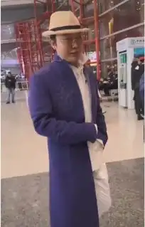 组图李玉刚机场遭粉丝追拍害羞捂脸一路小跑飞奔上电梯
