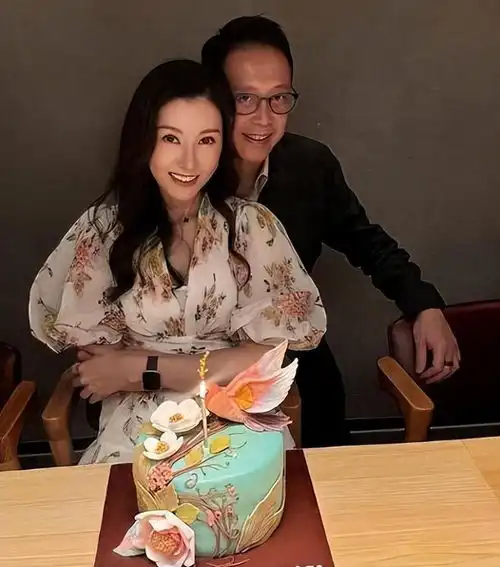 61岁许晋亨状态回春,陪李嘉欣庆祝生日,夫妻拥抱在蛋糕前合影

