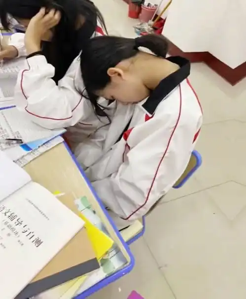 搞笑图片开学了,同学们又在教室里比拼春困的睡姿
