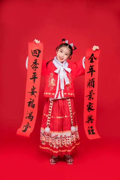对联春联兔年女孩汉服新年人物摄影图片摄影
