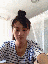 搞笑gif妹子这是什么操作呢,可以换我来试一下吗
