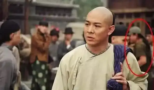 笑到胃痛的穿帮镜头光头强的车牌我忍了,李连杰身后那是谁
