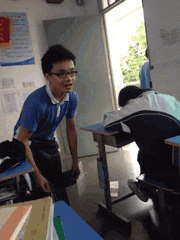 搞笑gif这些大叔真是太机智了,这么干活效率提高了不少
