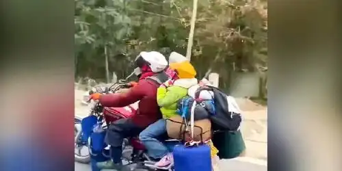 摩托车返乡人已在路上,再远也要回家过年
