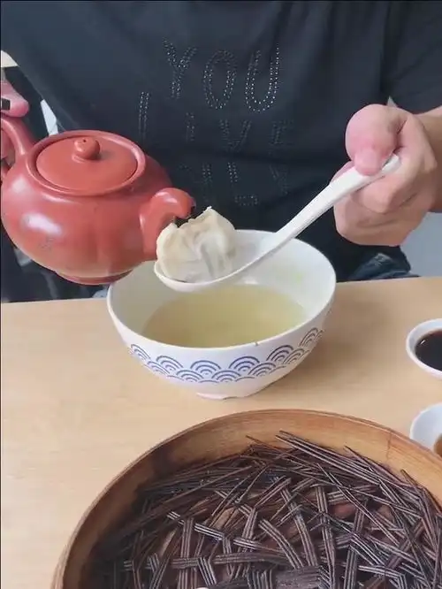 吃人家一笼汤包,要喝掉人家一瓶醋这才是正确吃小笼包的办法
