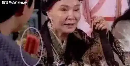 笑到胃痛的穿帮镜头,张铁林我演皇帝那么辛苦,喝矿泉水怎么了
