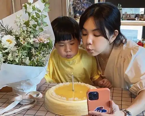 ella发生日照,she两位姐妹缺席意外了,更不敢信的是她40岁状态
