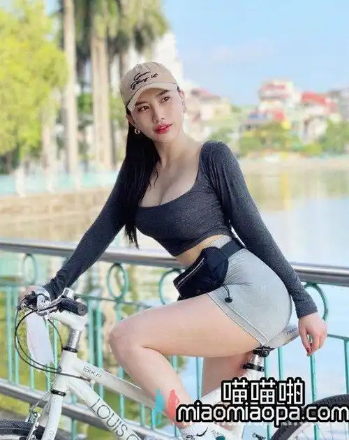 爆笑图集身材火辣前凸后翘的健身辣妹2
