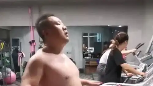 健身馆里遇见的大哥,跑步的步伐非常搞笑,我站在旁边忍不住笑了
