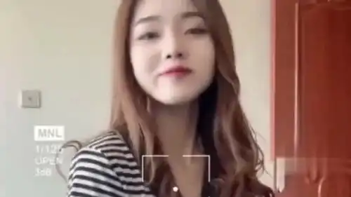 爆笑额美女与哥哥的搞笑对话周末你这么早把我叫起来
