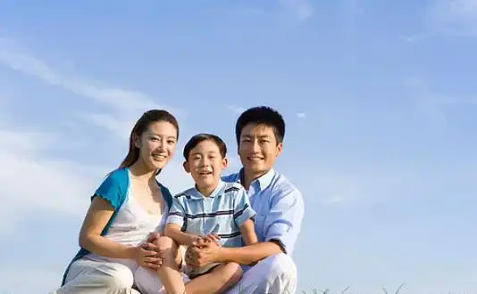 90后辣妈带娃外出,爸爸的身高却让人大跌眼镜,路人我眼花了
