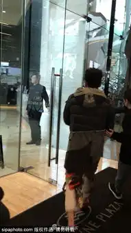 组图看不懂的时尚黄宗泽一身乞丐装配大红皮鞋出入酒店
