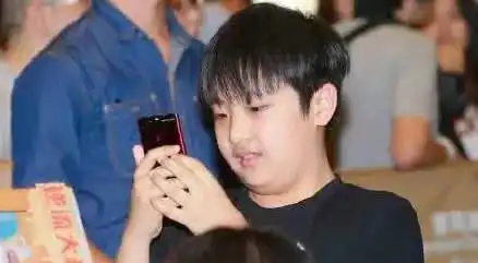 吴镇宇儿子费曼逆袭式长大,颜值高气质好,妥妥的小王子
