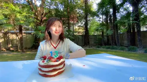 组图翁虹13岁女儿近照曝光大眼睛高鼻梁遗传妈妈美颜
