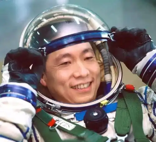 杨利伟上天时为何带着枪苏联航天员惨痛教训,让全世界都引以为戒

