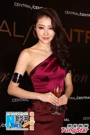 熊黛林斜肩礼服亮相娇媚露笑默认郭富城为其庆生
