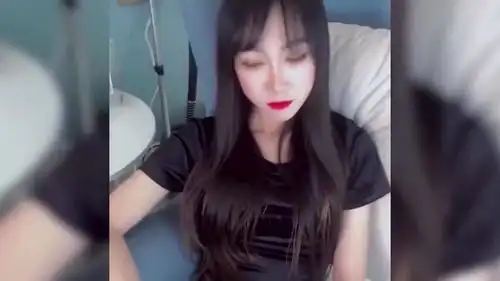 爆笑美女试衣服,无论哪一件都非常合适
