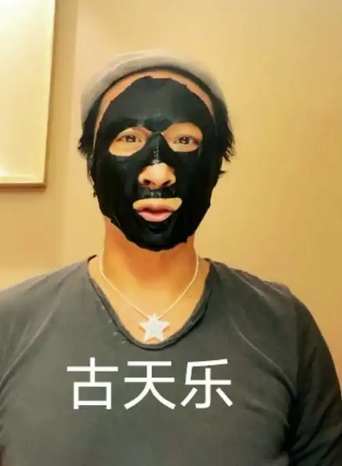 吴镇宇直播开启模仿秀陈奕迅唱歌也太像了
