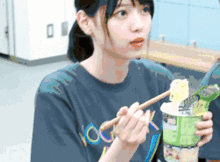 搞笑gif趣图妹子真的太强悍了,这哥们有点招架不住了
