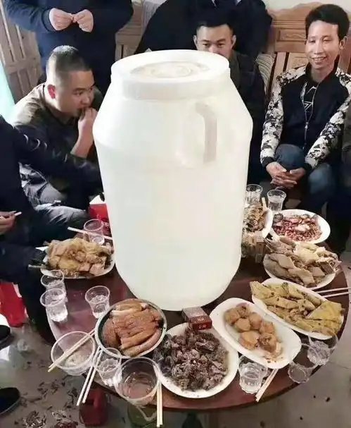 搞笑图片第一次留在南方过年,看见桌上酒桶,我忙说不会喝
