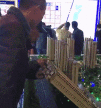 搞笑gif趣图都疼哭了很辛苦,做哪一行都不容易

