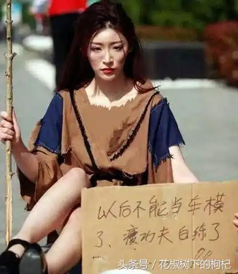 妹子,第一次见人这样坐电梯
