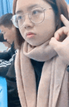 搞笑gif图小伙子,别以为你带个眼睛就能随便乱看
