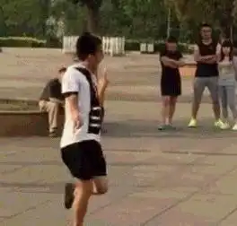 为什么国家不禁止人名重复呢哈哈哈神评很真实
