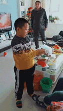 gif搞笑趣图孩子,你不用这么现实吧看见红包就下跪

