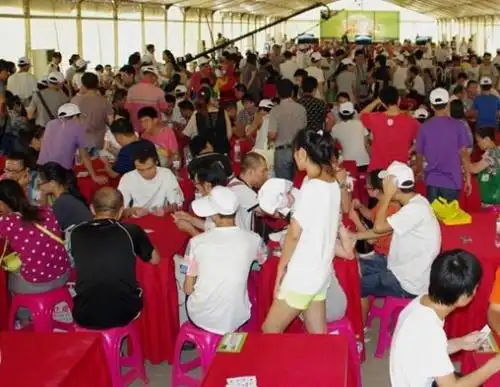 武汉千人斗地主挑战吉尼斯各地雷人搞笑比赛组图
