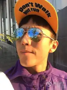 邓超晒搞怪九连拍喊话网友放屏保可辟邪
