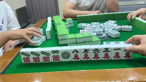 四川麻将上家打四筒下家又开杠进退两难的牌局,难搞啊
