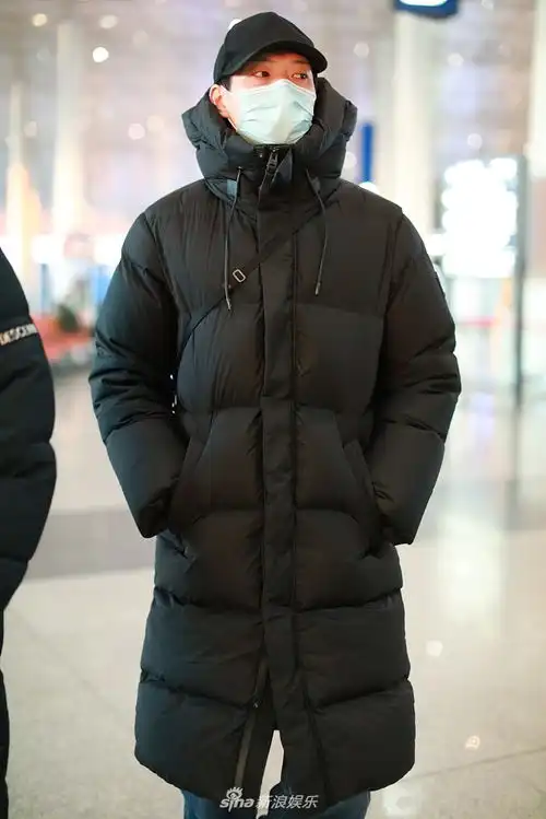 组图魏大勋穿紧身羽绒服全副武装双手插兜取暖抵御严冬
