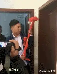 搞笑gif趣图新郎真是有备而来啊,敲不开门直接砸
