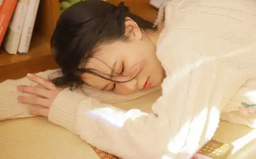 gif搞笑趣图姑娘,睡觉前先收拾一下屋子,要是来客人了多尴尬啊
