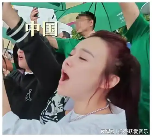 邹市明冉莹颖全家现身巴黎看奥运,轩轩越来越帅,二儿子太搞笑了
