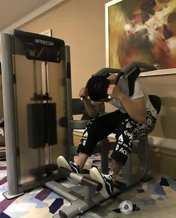 组图鲜肉变肌肉运动达人蒋劲夫腹肌抢眼
